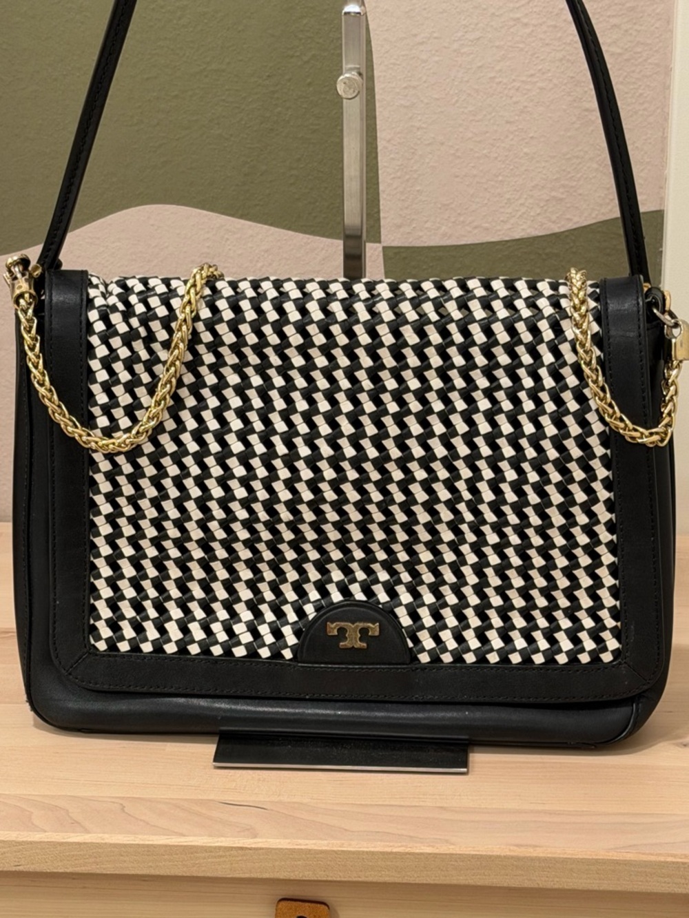 EUC RARE Tory Burch crossbody with gorgeous unique metal strap. - Picture 2 of 9